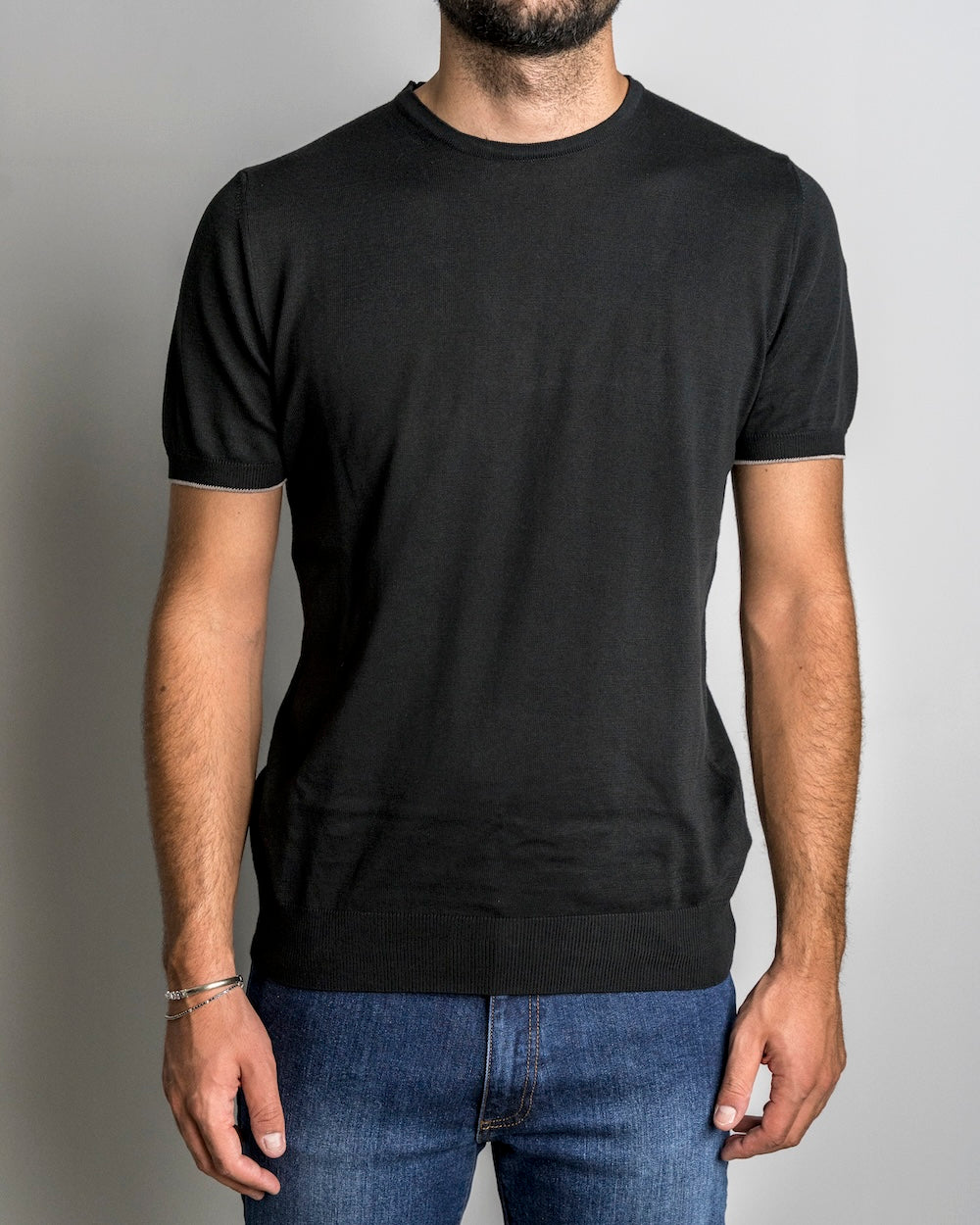 T-shirt girocollo in maglia 100% puro cotone, maniche corte con bordino a contrasto.