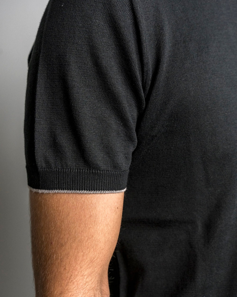 T-shirt girocollo in maglia 100% puro cotone, maniche corte con bordino a contrasto.