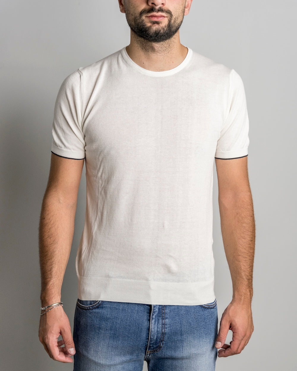 T-shirt girocollo in maglia 100% puro cotone, maniche corte con bordino a contrasto.