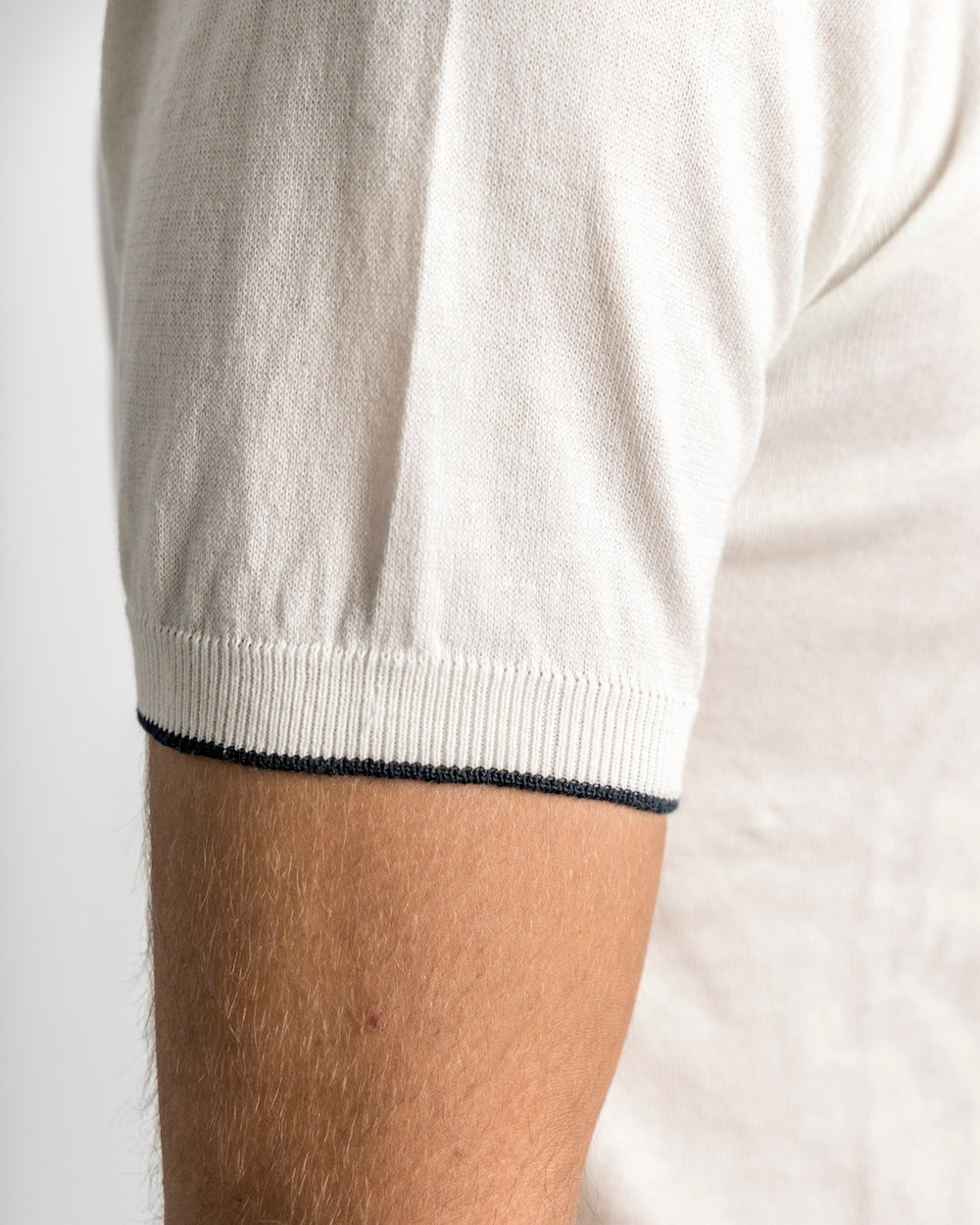 T-shirt girocollo in maglia 100% puro cotone, maniche corte con bordino a contrasto.